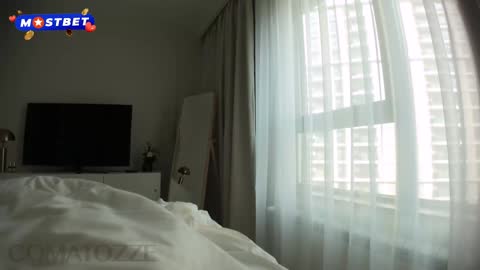 我醒来时发现床上有个陌生人
