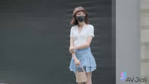 瘦小紧緻的女孩萝希想要被色情明星操