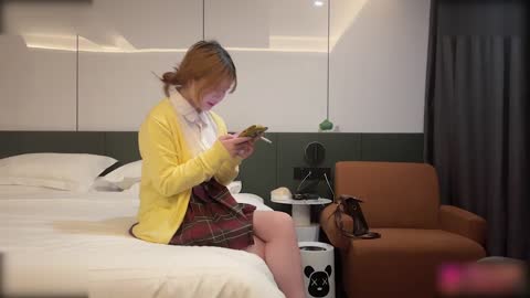 JK萌妹子自愿COS互动，气质甜美可爱动作灵动自然，镜头下表情丰富多变