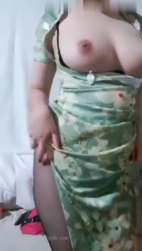 性感粉嫩大咪咪黑丝少女，迷人旗袍诱惑下的粉嫩骚穴无套中出