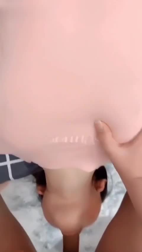丰臀女友，各种制服啪啪性爱私拍流，无毛嫩逼被压在床上操