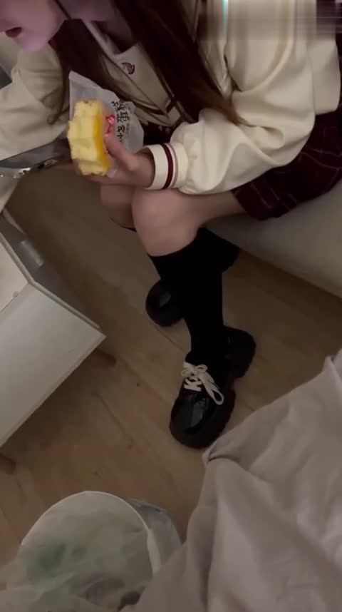 刚放假的表妹在家睡懒觉，被我哄骗商场有一只会跳舞的猫，吵着让我带她去看看【真实兄妹乱伦】