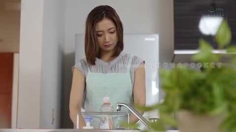在对丈夫感到内疚的同时，公公反复射我密集强奸 加美杏奈 IPX-793